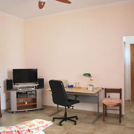 Charming House In Locorotondo, Enclosed Garden *